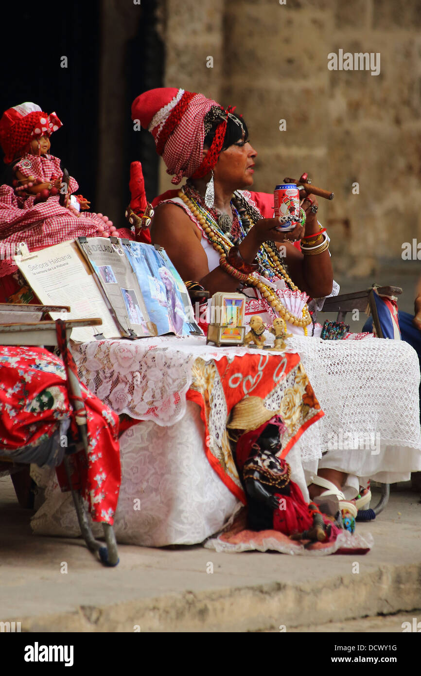 Caraïbes La Havane Cuba street scènes montrant les populations locales, les bâtiments, les musées et les modes de transport Banque D'Images