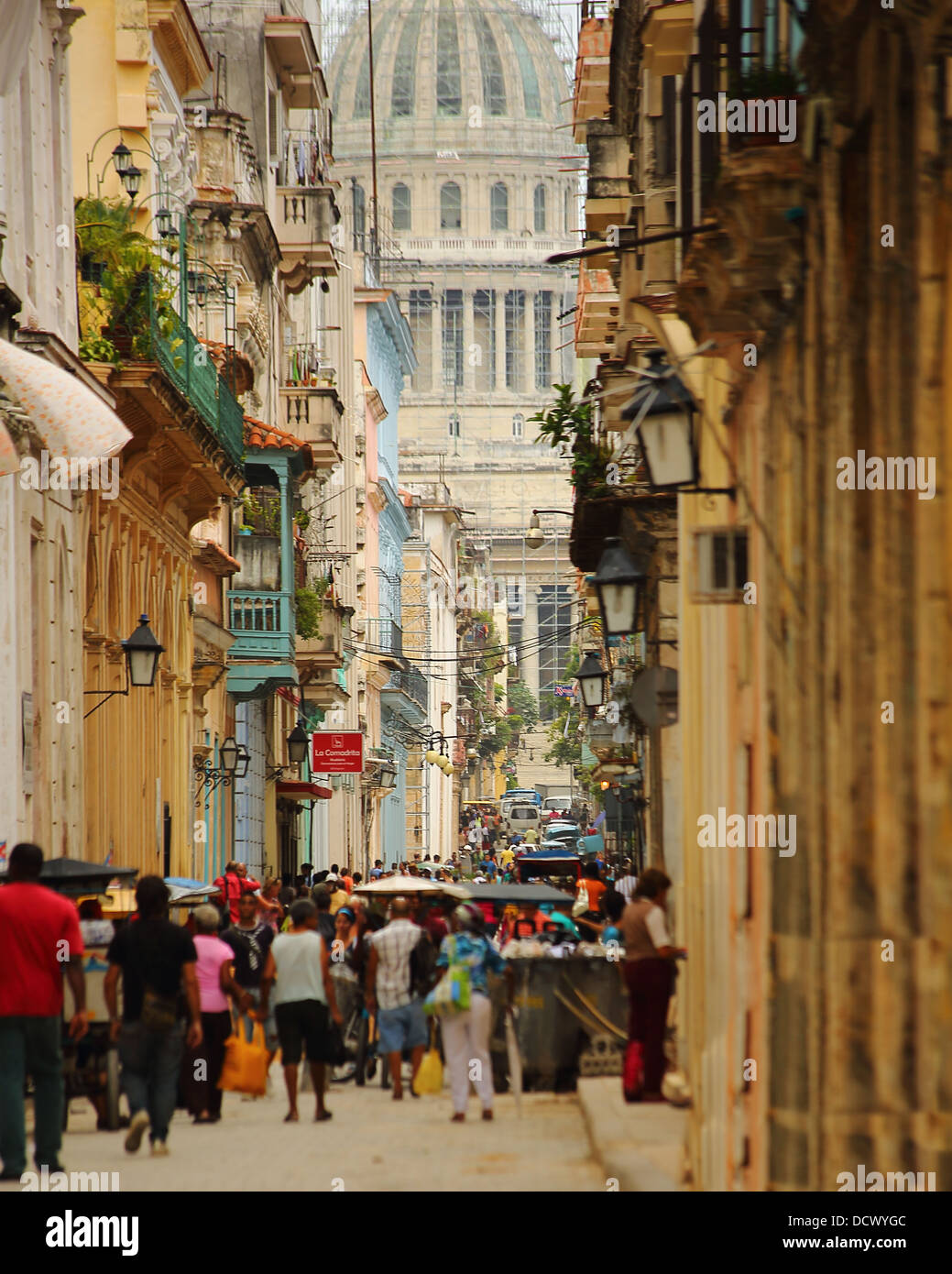 Caraïbes La Havane Cuba street scènes montrant les populations locales, les bâtiments, les musées et les modes de transport Banque D'Images