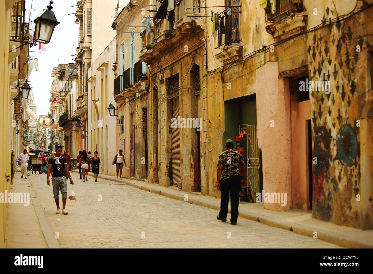 Caraïbes La Havane Cuba street scènes montrant les populations locales, les bâtiments, les musées et les modes de transport Banque D'Images