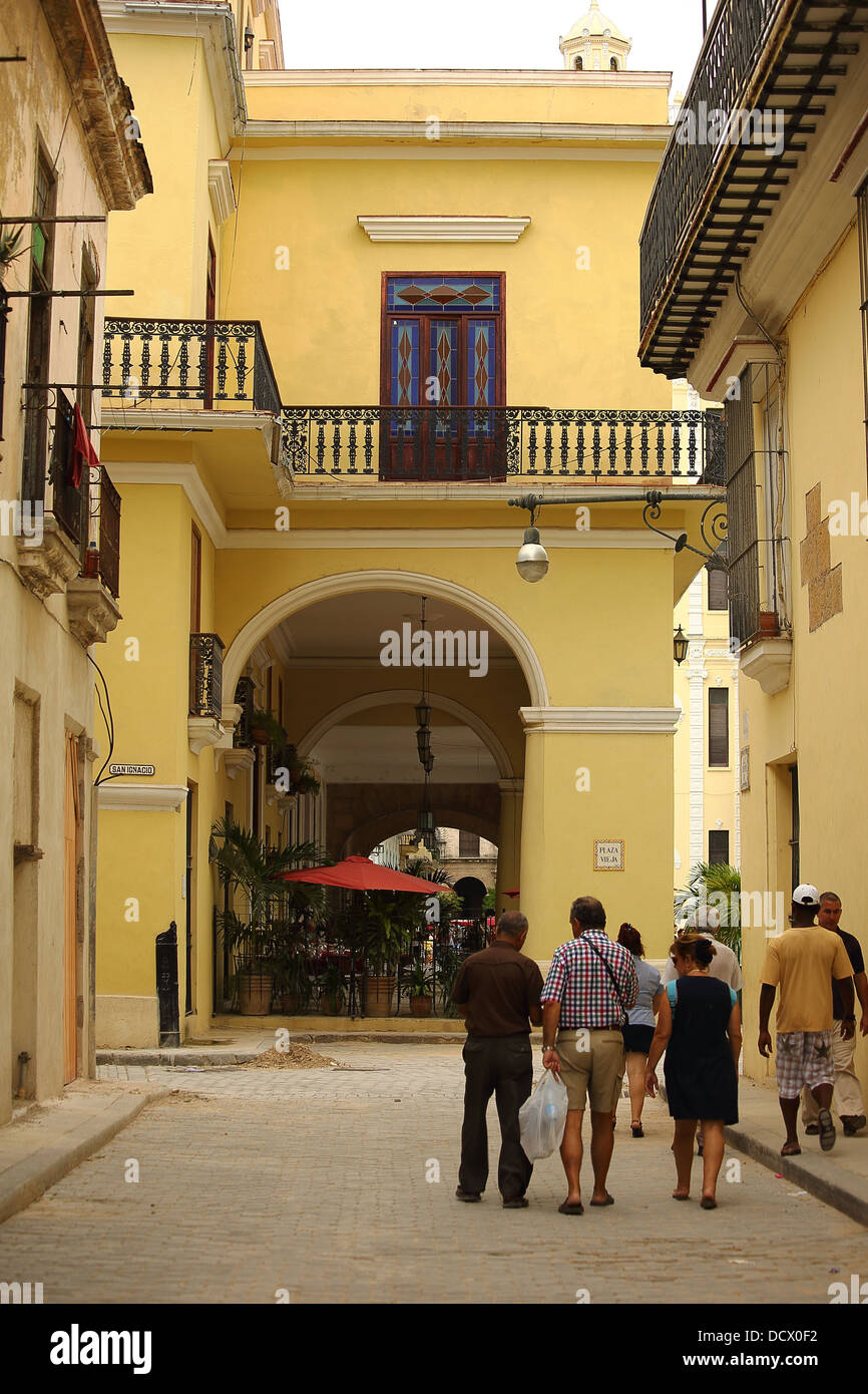 Caraïbes La Havane Cuba street scènes montrant les populations locales, les bâtiments, les musées et les modes de transport Banque D'Images