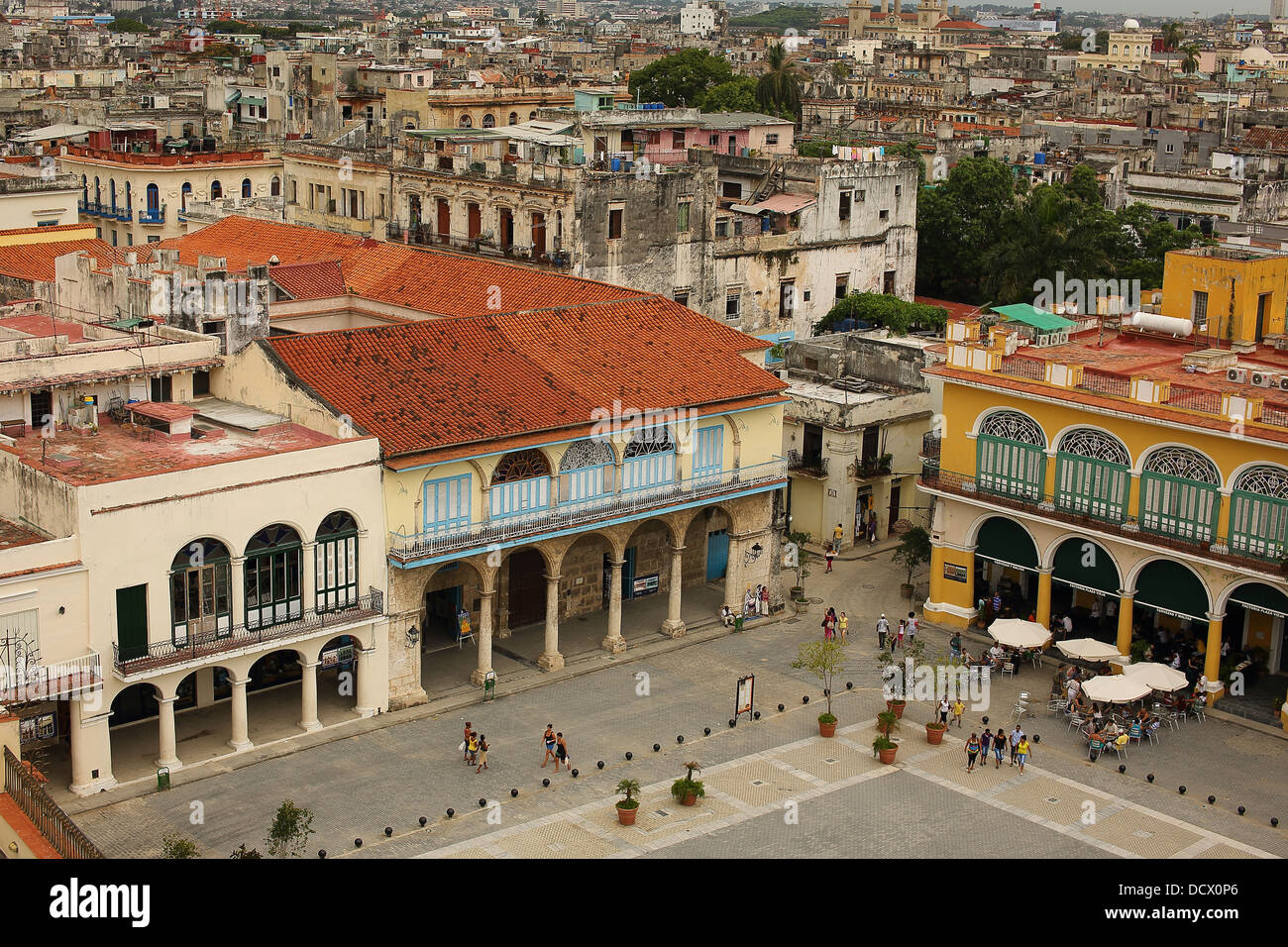 Caraïbes La Havane Cuba street scènes montrant les populations locales, les bâtiments, les musées et les modes de transport Banque D'Images