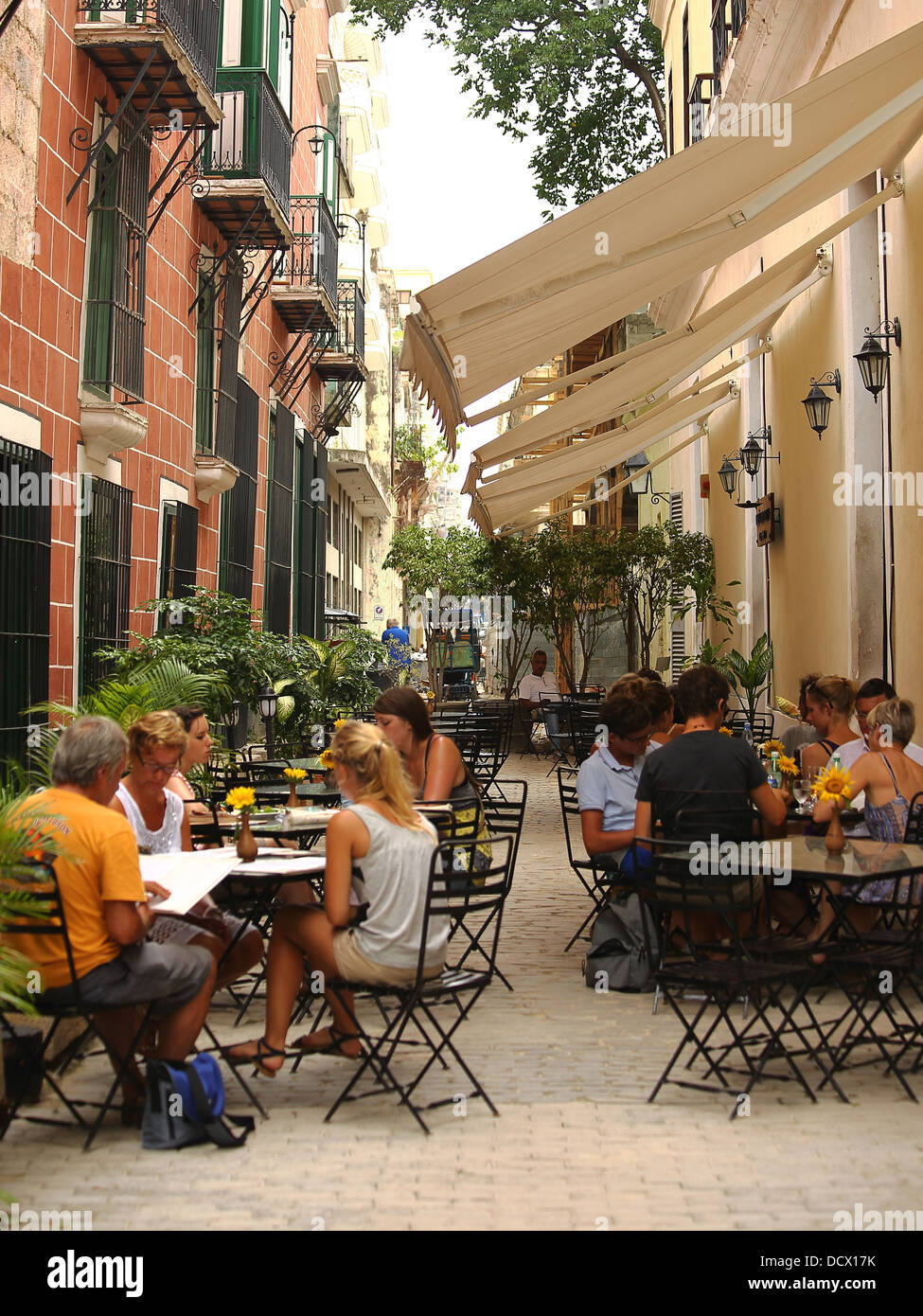 Caraïbes La Havane Cuba street scènes montrant les populations locales, les bâtiments, les musées et les modes de transport Banque D'Images