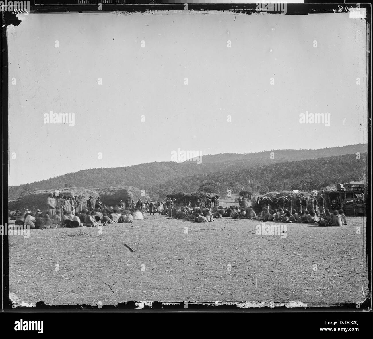 Une photographie représentant l'alimentation des Amérindiens au Camp Apache en Arizona, donnant un aperçu de la vie quotidienne et des coutumes de ce lieu historique. Banque D'Images