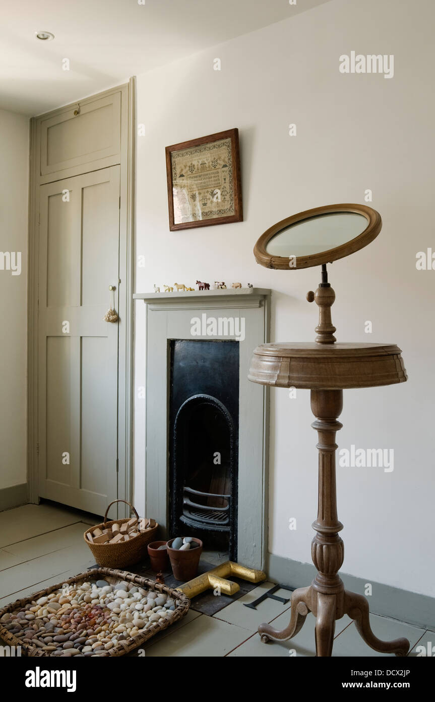 Intérieur rustique et simple et neutre, peint avec porte et le feu entourent Banque D'Images