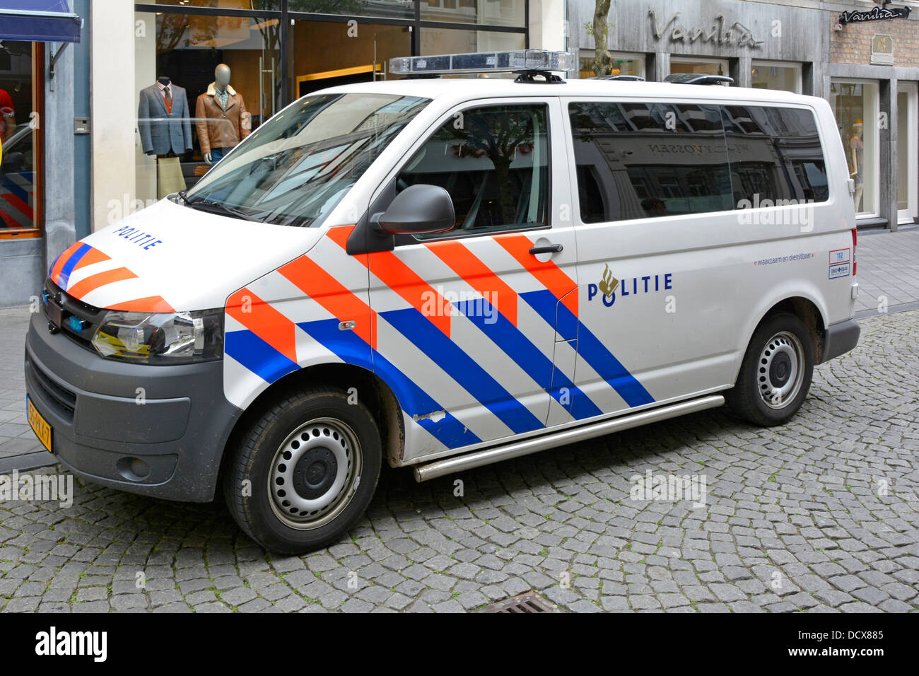 Maastricht City voiture de police néerlandaise marques rouges bleues garées dans les rues commerçantes agents dans la bijouterie assistant après une tentative de cambriolage à gauche de la fenêtre Banque D'Images