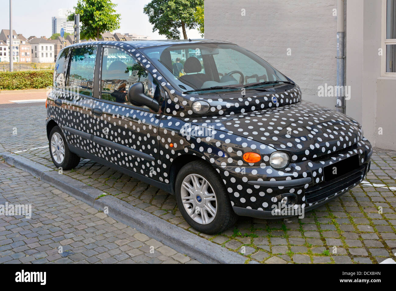 Maastricht City garé noir dotty Fiat voiture à moteur décorée avec des points blancs inhabituels dans le parking dans le Limbourg pays-Bas Europe UE Banque D'Images