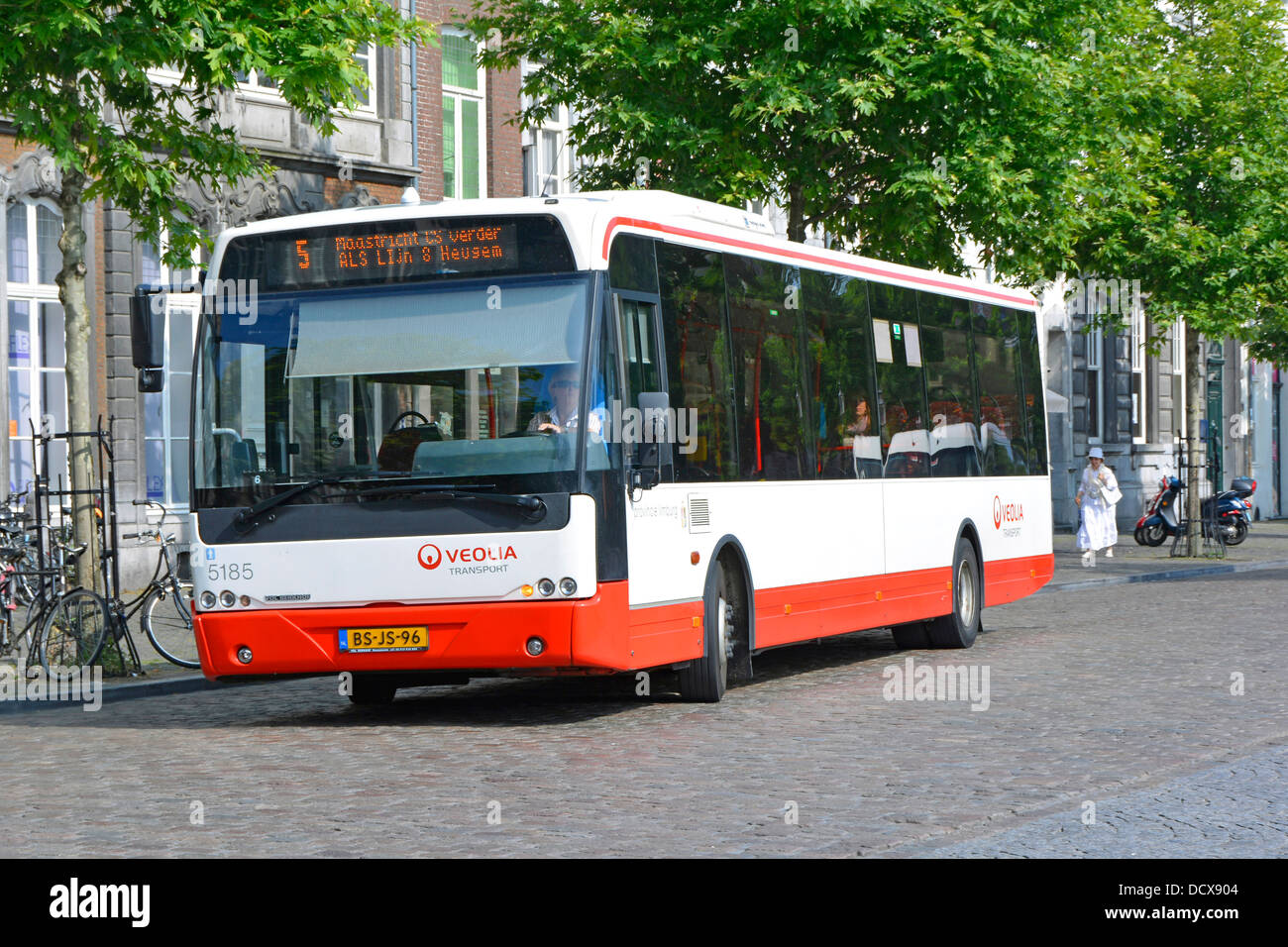 Maastricht City bus à impériale exploité par Veolia transport business vue rapprochée conduire le long de la surface de la route pavée Limbourg pays-Bas Europe UE Banque D'Images