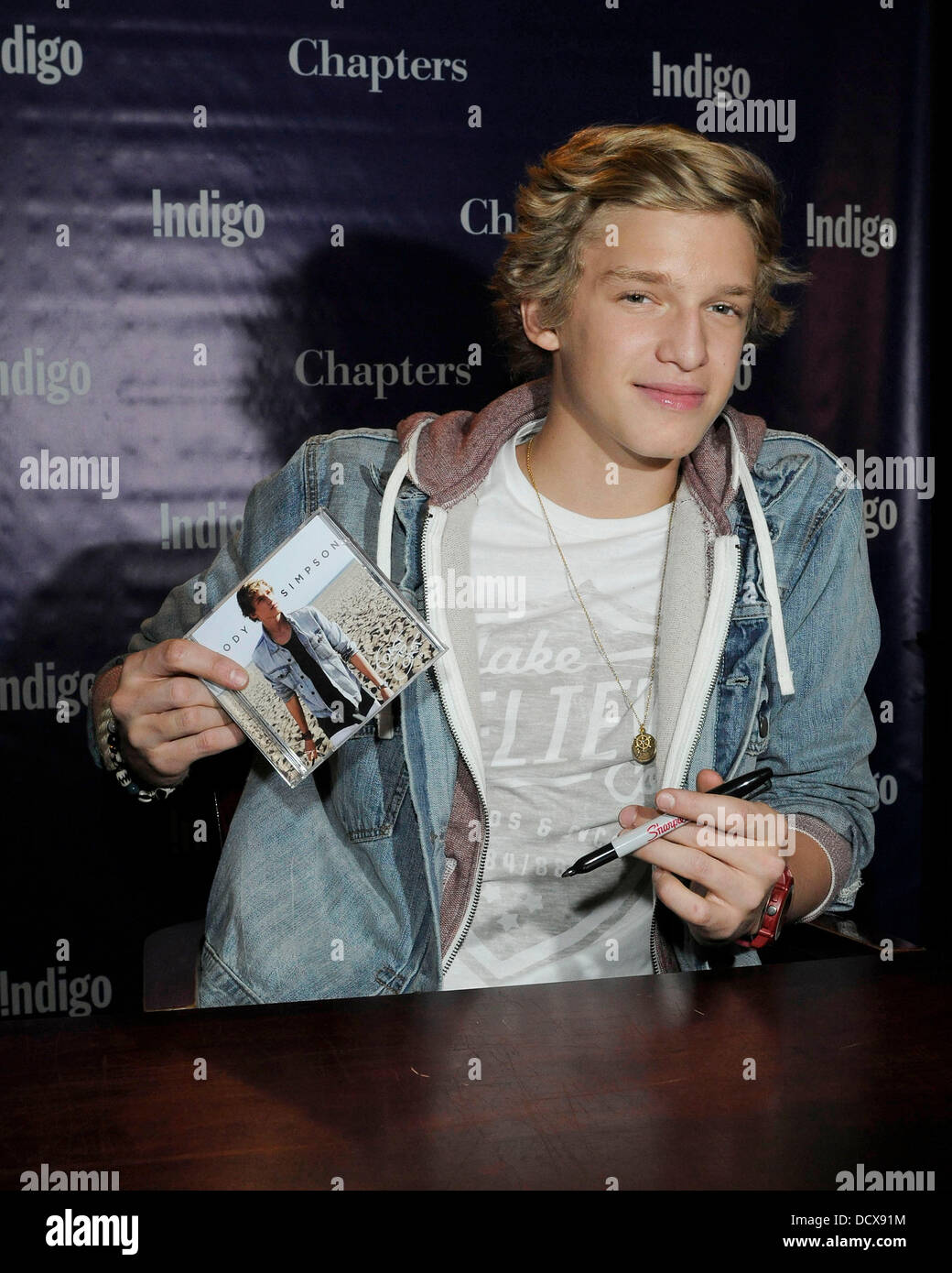 Cody Simpson CD signature à chapitres John et Richmond. Toronto, Canada - 12.12.11 caractères d Banque D'Images