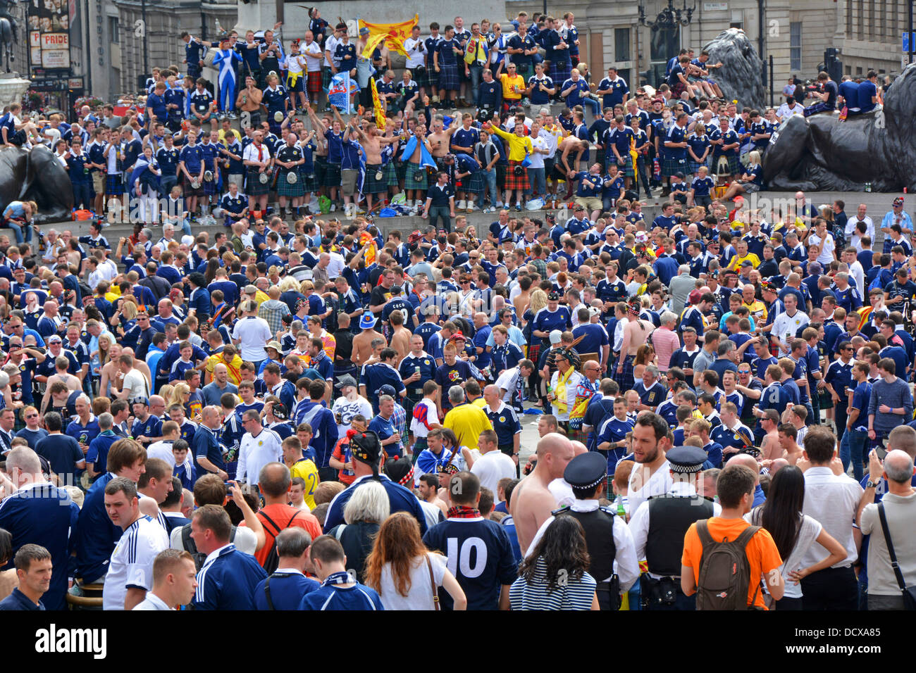 Grande foule de fans de football écossais vus d'en haut à Trafalgar Square avant un match international à Wembley Londres Angleterre Royaume-Uni Banque D'Images