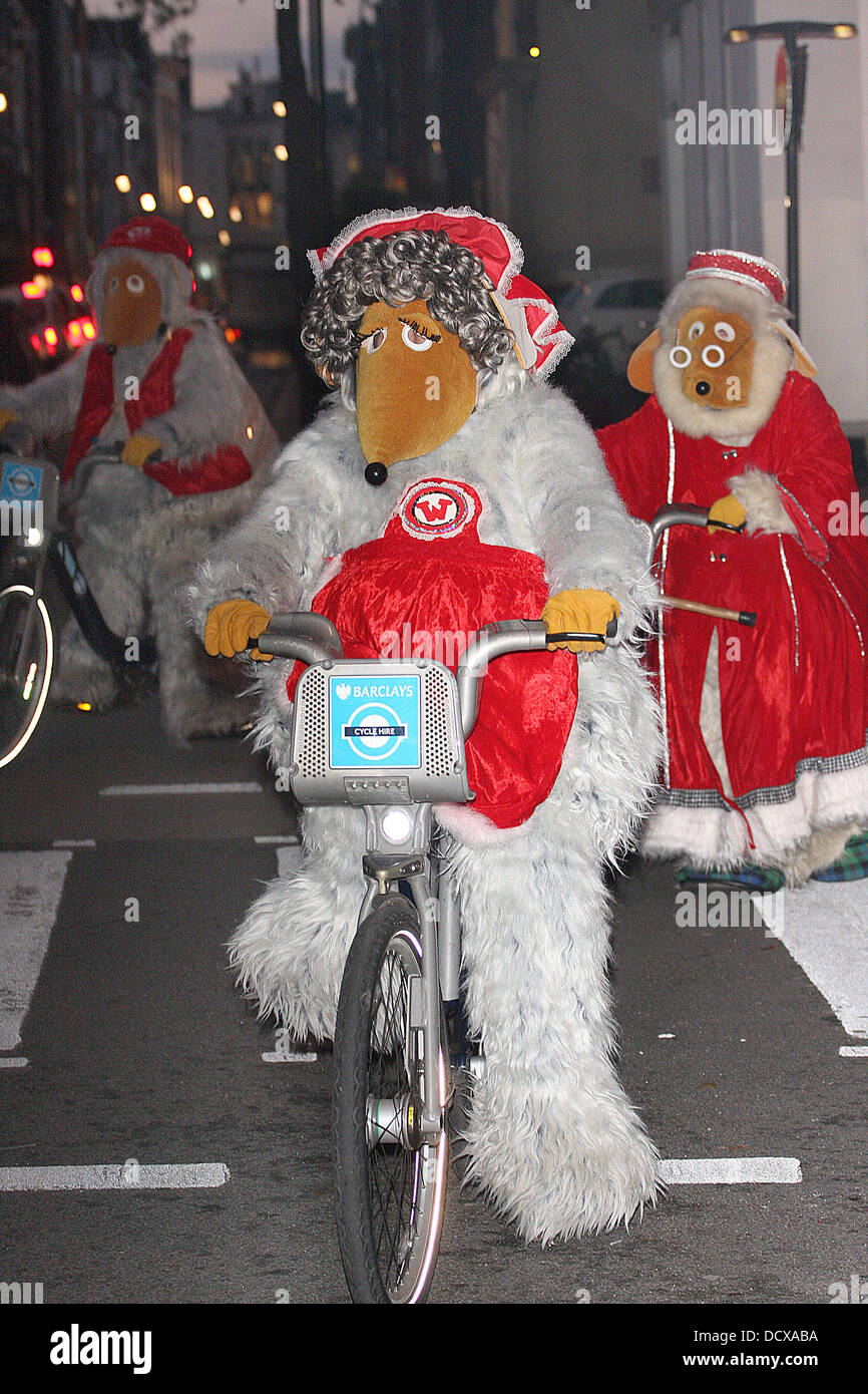 Madame Cholet des Wombles ride sur Barclays Cycle Hire mieux connu sous le nom de 'Boris Bikes' sur la façon d'une émission de Radio 2 pour promouvoir le 'Joyeux Noël' Wombling seul. Londres, Angleterre - 13.12.11 Banque D'Images