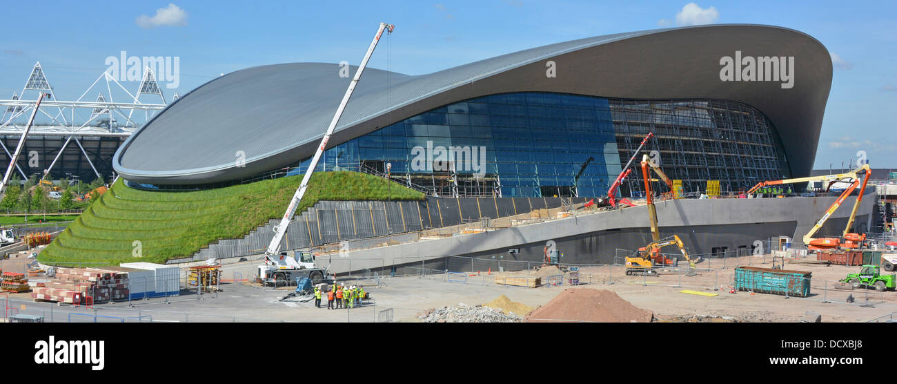 Centre aquatique après dépose de supports temporaires et montrant l'installation de nouveaux murs latéraux dans le Queen Elizabeth Olympic Park Banque D'Images