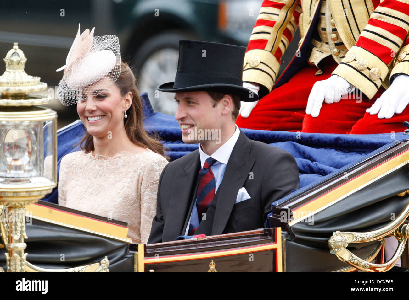 Le prince William duc de Cambridge (R) et sa femme Catherine duchesse de Cambridge (L) sont vus au cours de la Procession du chariot Banque D'Images