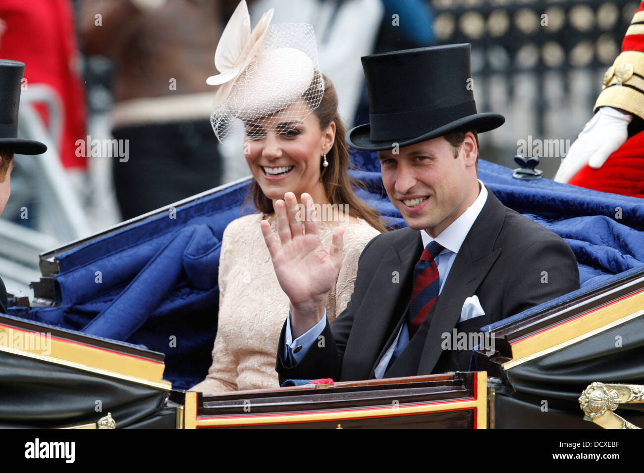 Le prince William duc de Cambridge (R) et sa femme Catherine duchesse de Cambridge (L) sont vus au cours de la Procession du chariot Banque D'Images
