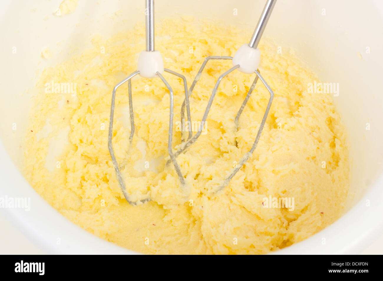 Le beurre mélangé le sucre et le safran pour pâte à gâteau Banque D'Images