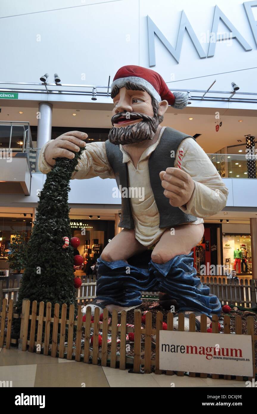 Noël CATALAN EST CAGANAR WORLD'S BIGGEST PARTY POOPER un centre commercial à Barcelone a érigé un record du monde 19-pied grand déféquant El Caganer à temps pour la période des fêtes. Le paysan est trouvé pooping figure régulièrement en Catalan les crèches de Noël, habituellement comme de simples miniatures, mais Santa's squatting statue a été mis en place au centre commercial Maremagnum en Ba Banque D'Images
