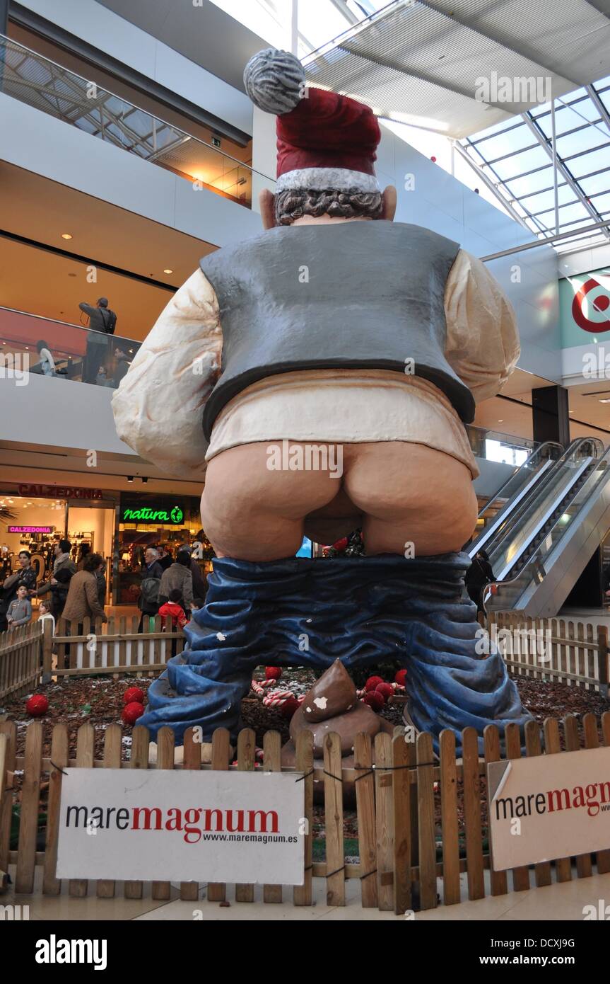 Noël CATALAN EST CAGANAR WORLD'S BIGGEST PARTY POOPER un centre commercial à Barcelone a érigé un record du monde 19-pied grand déféquant El Caganer à temps pour la période des fêtes. Le paysan est trouvé pooping figure régulièrement en Catalan les crèches de Noël, habituellement comme de simples miniatures, mais Santa's squatting statue a été mis en place au centre commercial Maremagnum en Ba Banque D'Images