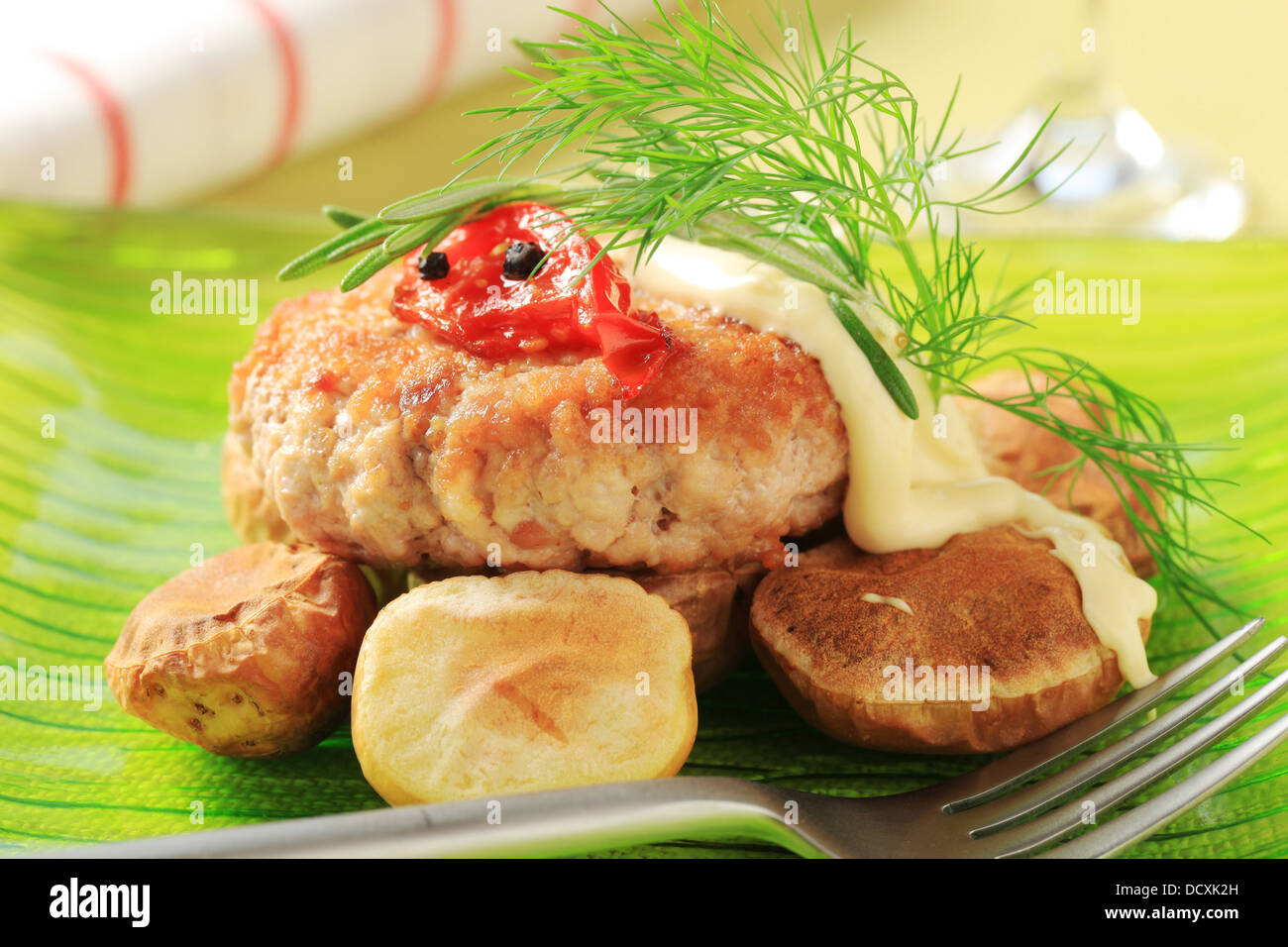 Patty viande avec pommes de terre au four et de la mayonnaise Banque D'Images