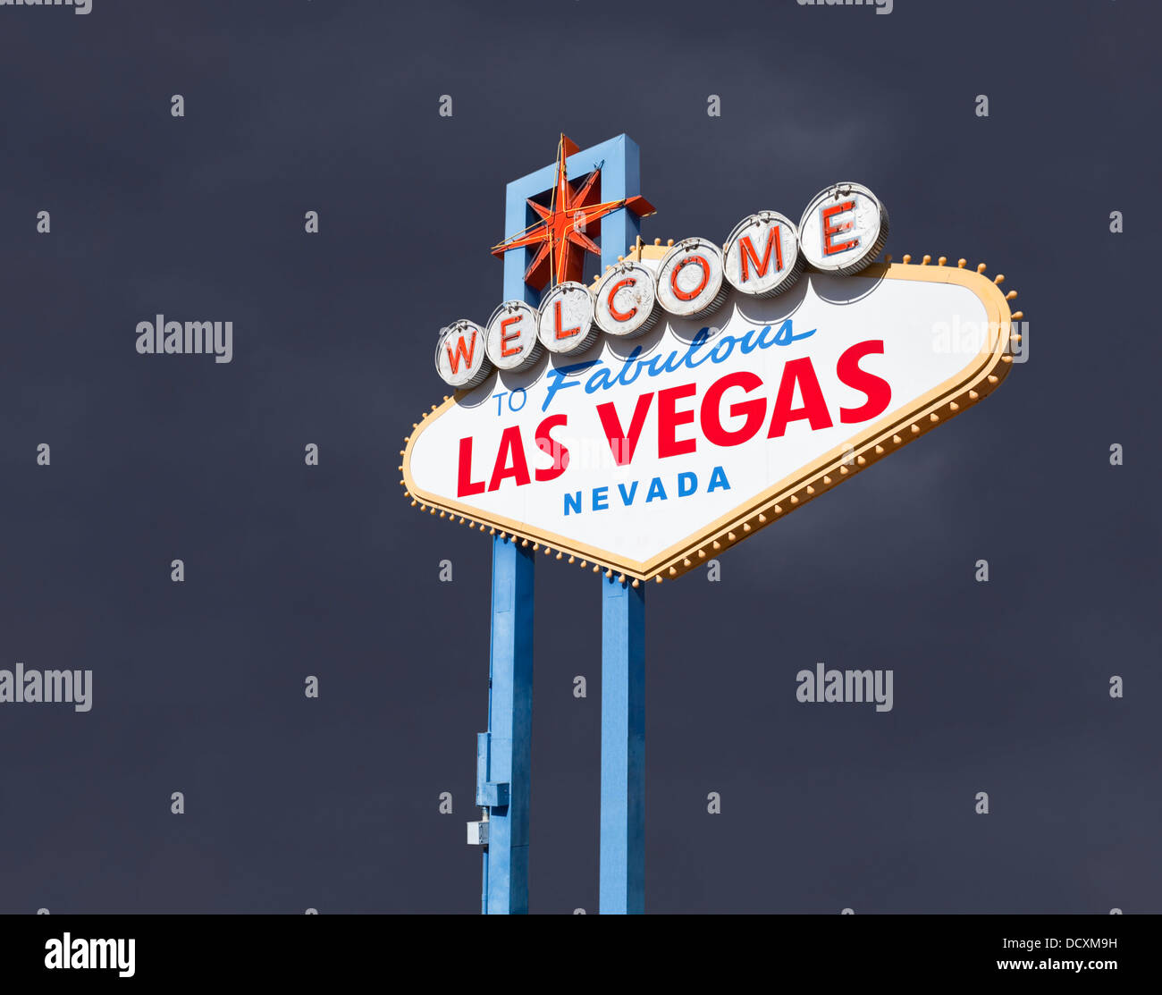 Panneau Welcome to Fabulous Las Vegas avec tempête ciel. Banque D'Images