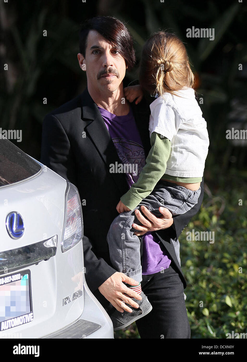 Anthony Kiedis et son fils Everly Bear Celebrity les arrivées au match de basket entre les Lakers de Los Angeles et les Chicago Bulls au Staples Center, le Jour de Noël, Los Angeles, Californie - 25.12.11 Banque D'Images