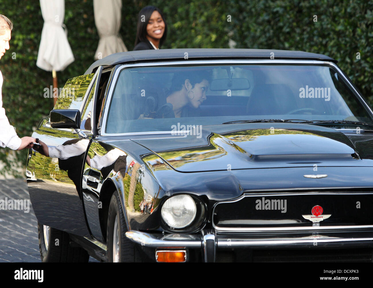 Halle Berry feuilles dans un noir Aston Martin V8 Vantage Volante après le déjeuner à West Hollywood. Los Angeles, Californie - 29.12.11 Banque D'Images