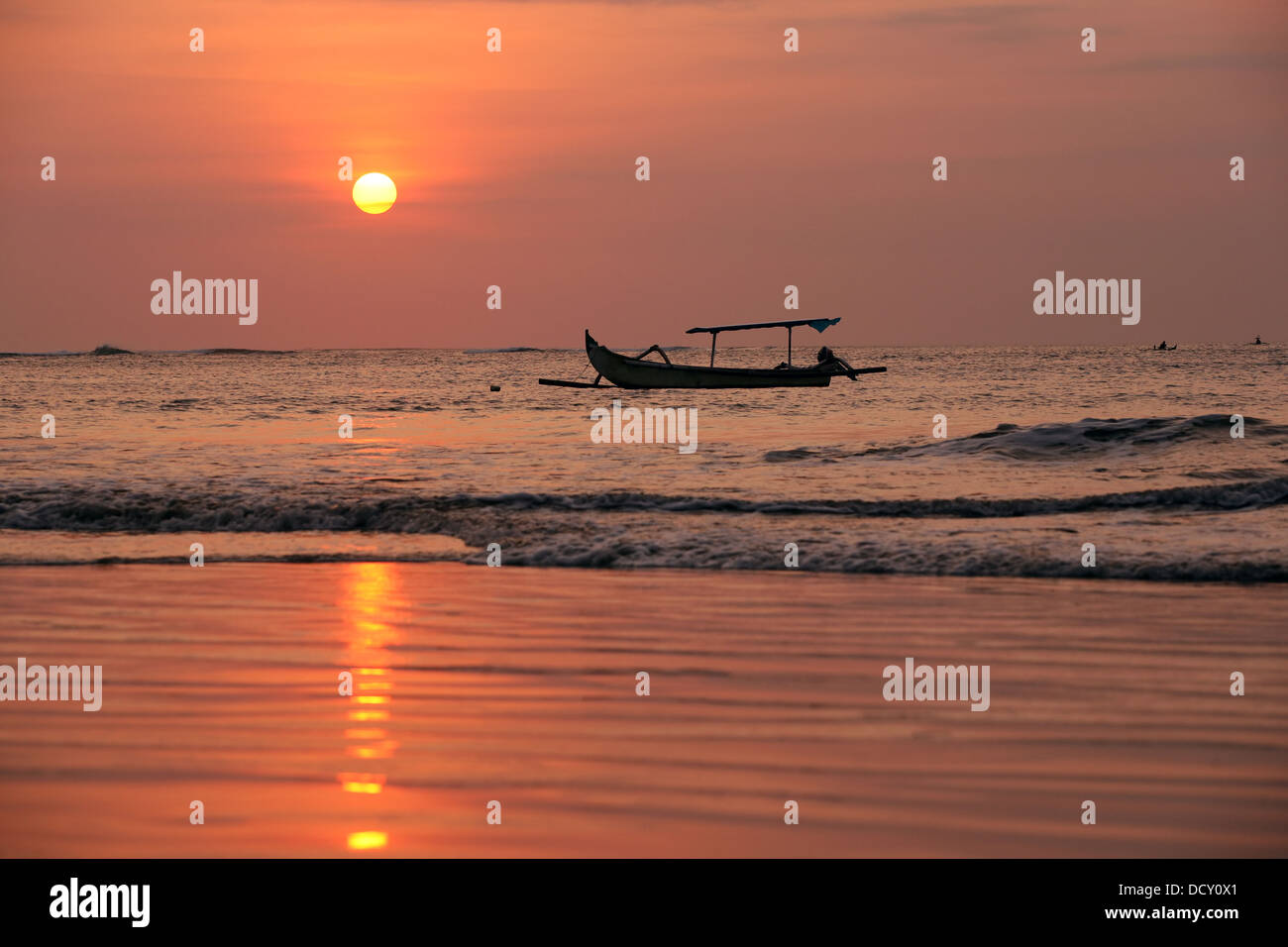 Bateau à la dérive sur un coucher de soleil Banque D'Images