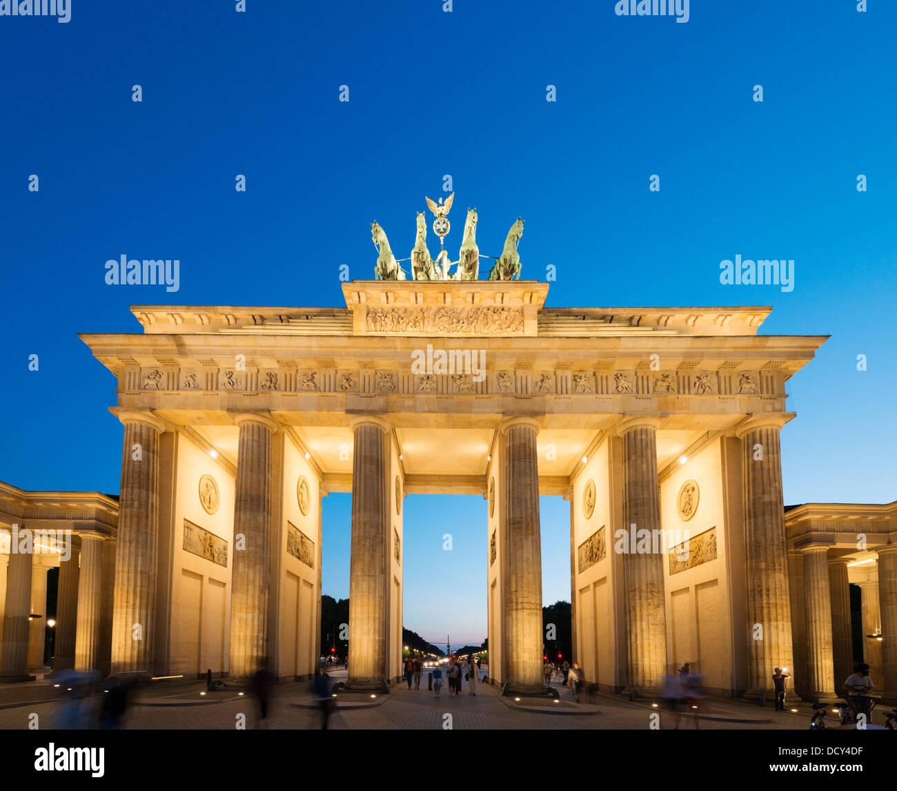Vue de nuit sur la porte de Brandebourg à Berlin Allemagne Banque D'Images