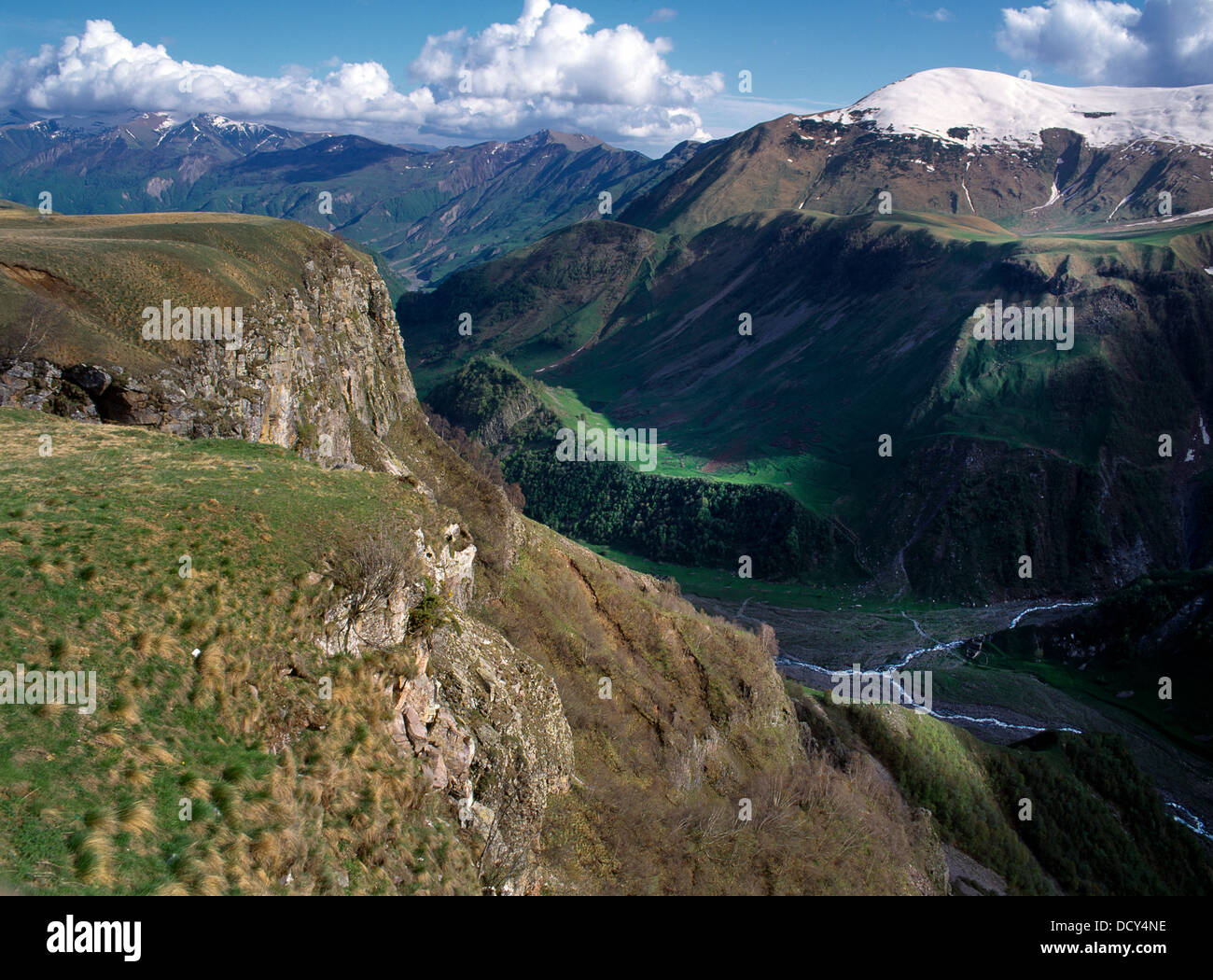 Des montagnes du Caucase près de gubauri route militaire géorgienne Géorgie Banque D'Images