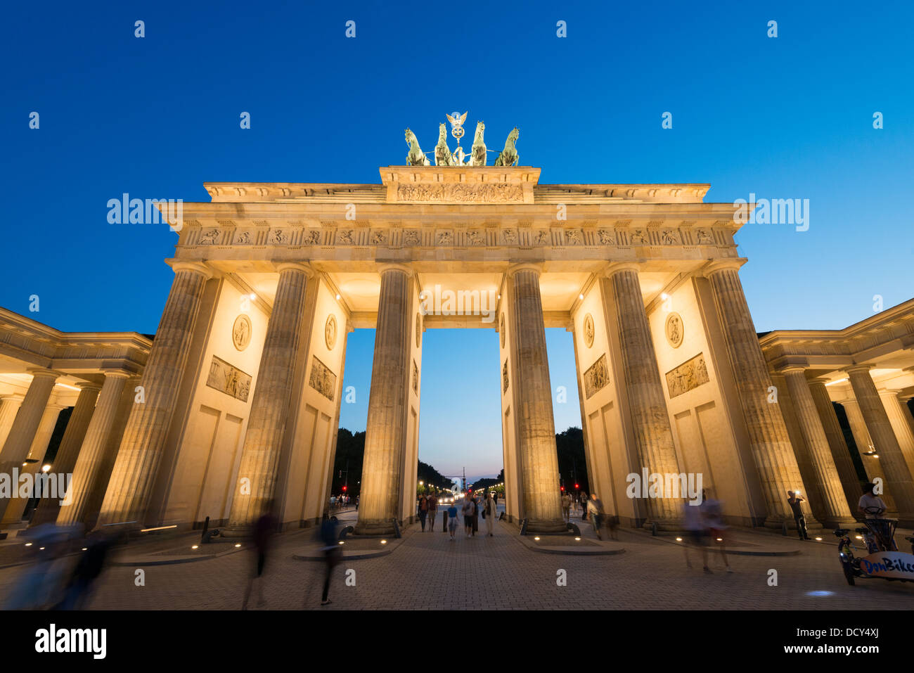 Vue de nuit sur la porte de Brandebourg à Berlin Allemagne Banque D'Images