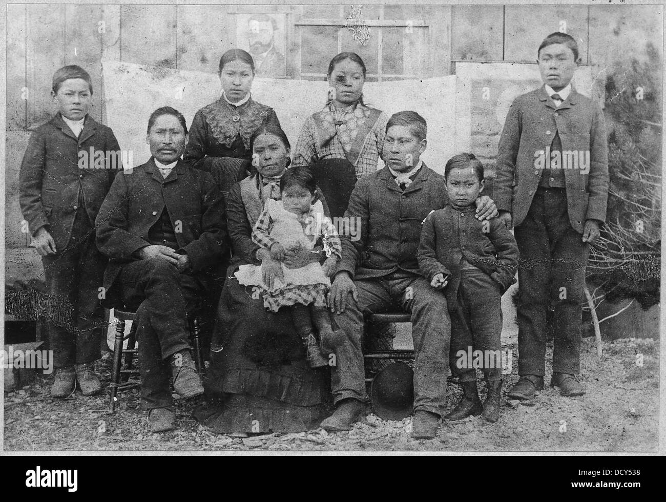 Un portrait d'une famille indienne, capturant la tenue culturelle traditionnelle et le style de vie. L'image met en valeur l'unité familiale et reflète la diversité au sein des communautés indiennes. Banque D'Images
