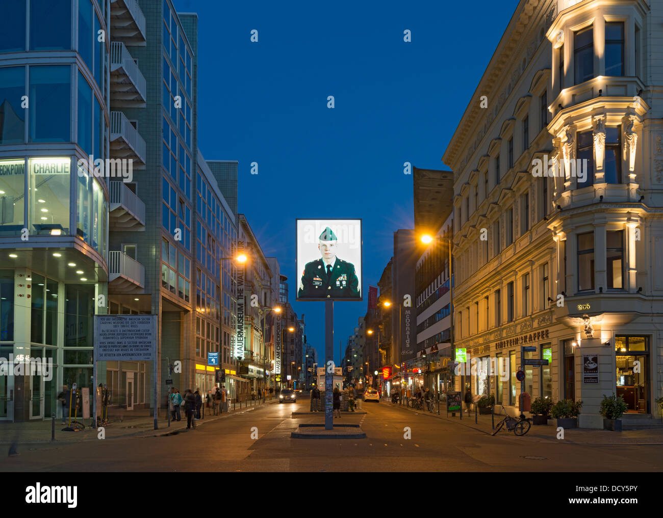 Monument historique Checkpoint Charlie à Berlin Allemagne Banque D'Images