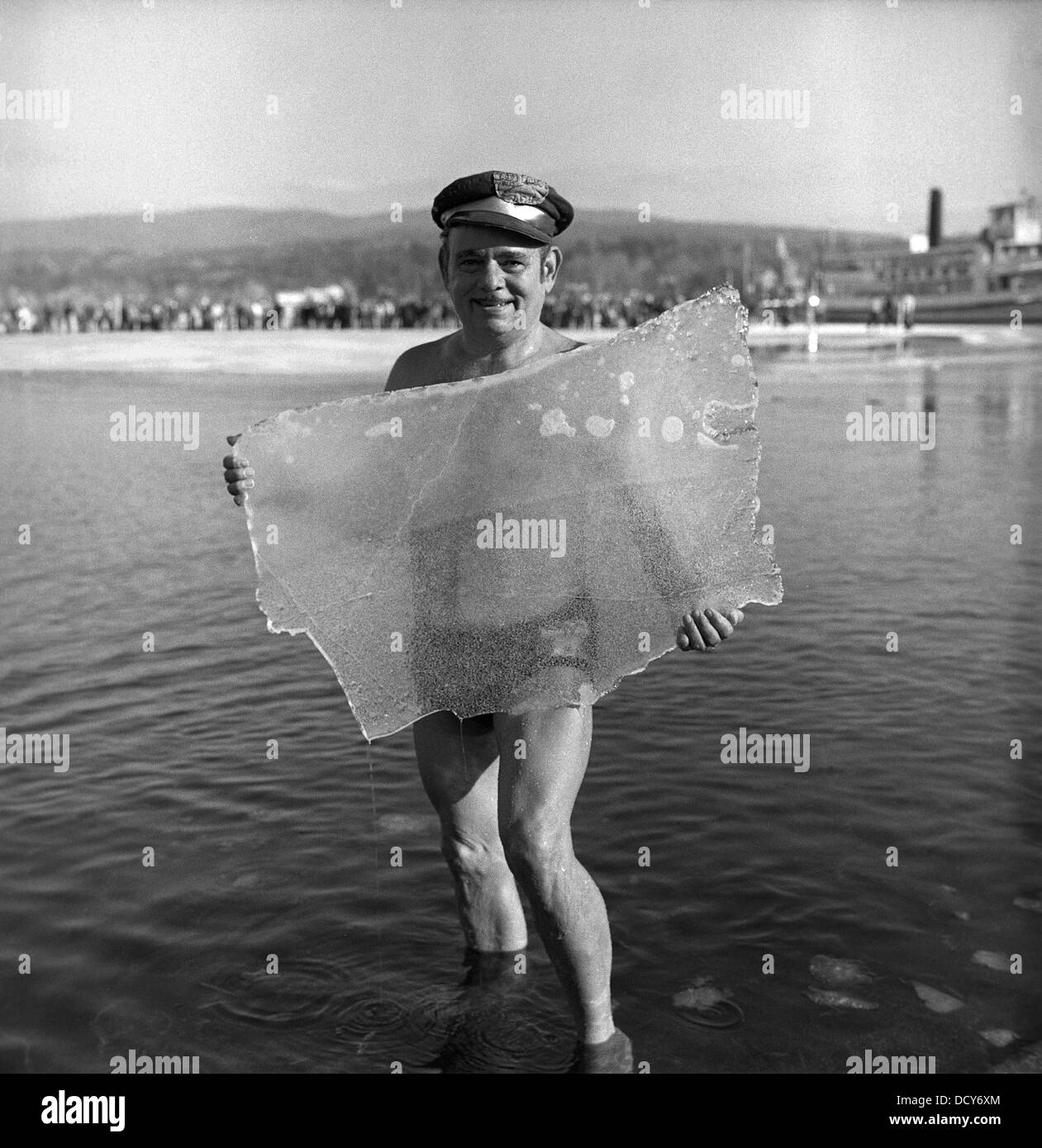 L'hiver l'ours nageur nage dans le lac George en hiver. Banque D'Images