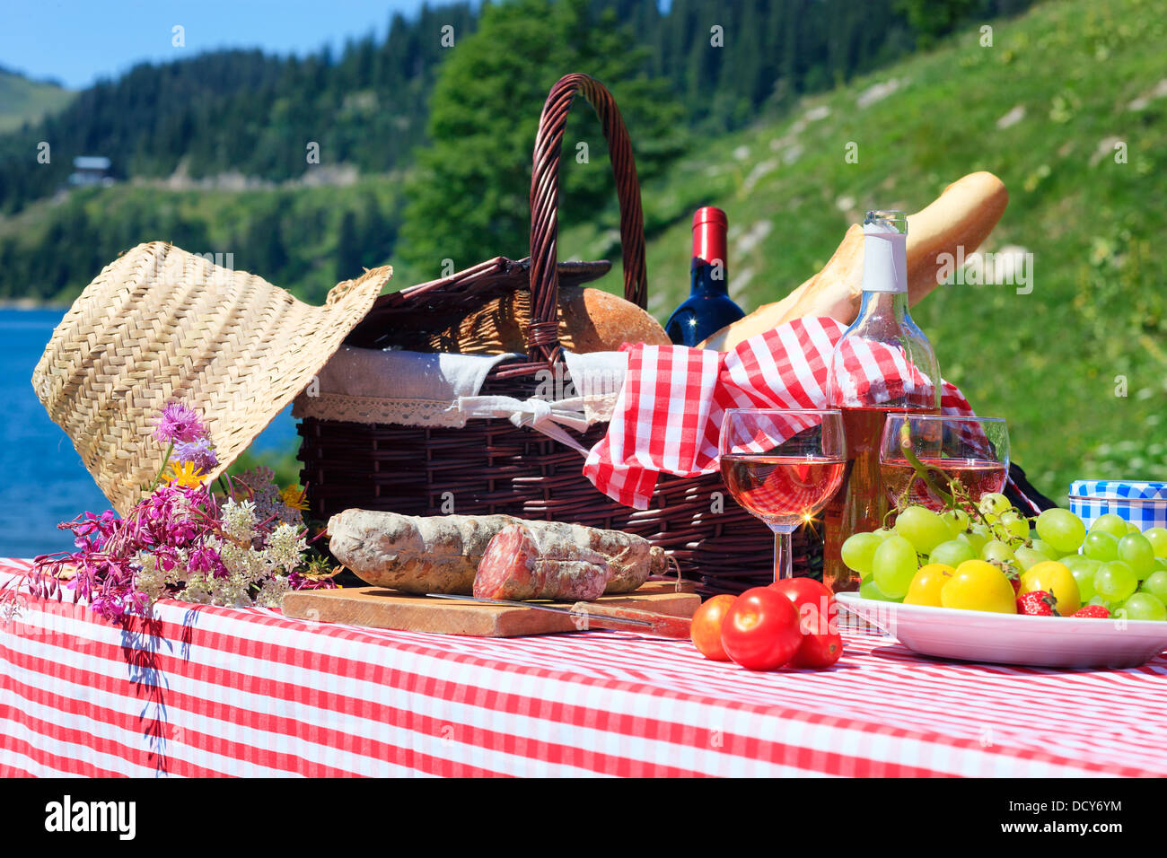 Pique-nique dans les montagnes des Alpes françaises Banque D'Images