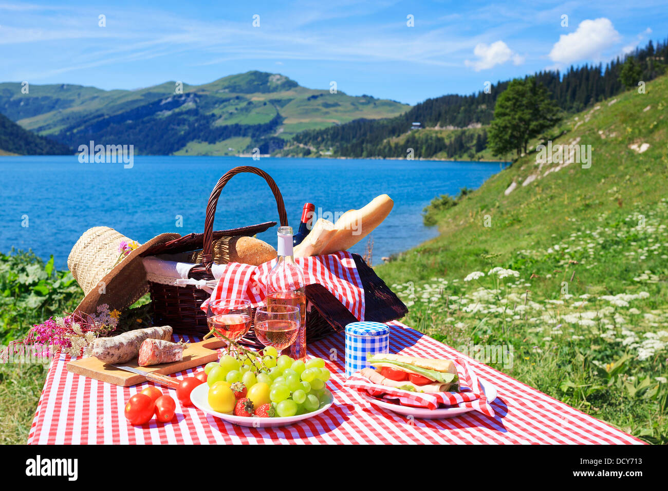 Pique-nique dans les montagnes alpines françaises avec lake Banque D'Images