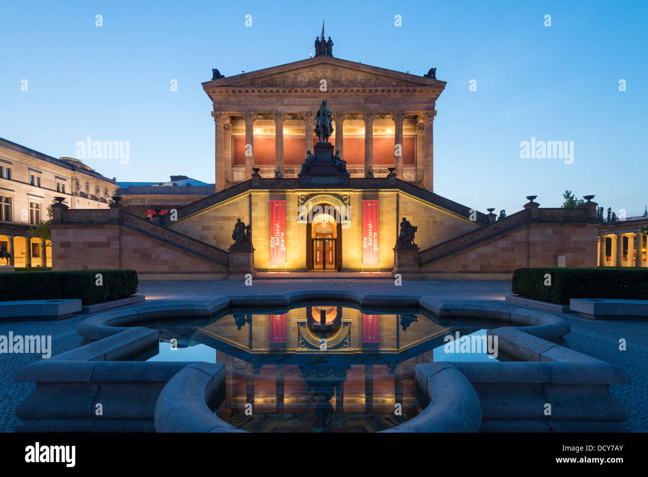 Voir la soirée d'Alte Nationalgalerie sur Museumsinsel ou l'île aux musées à Berlin Allemagne Banque D'Images