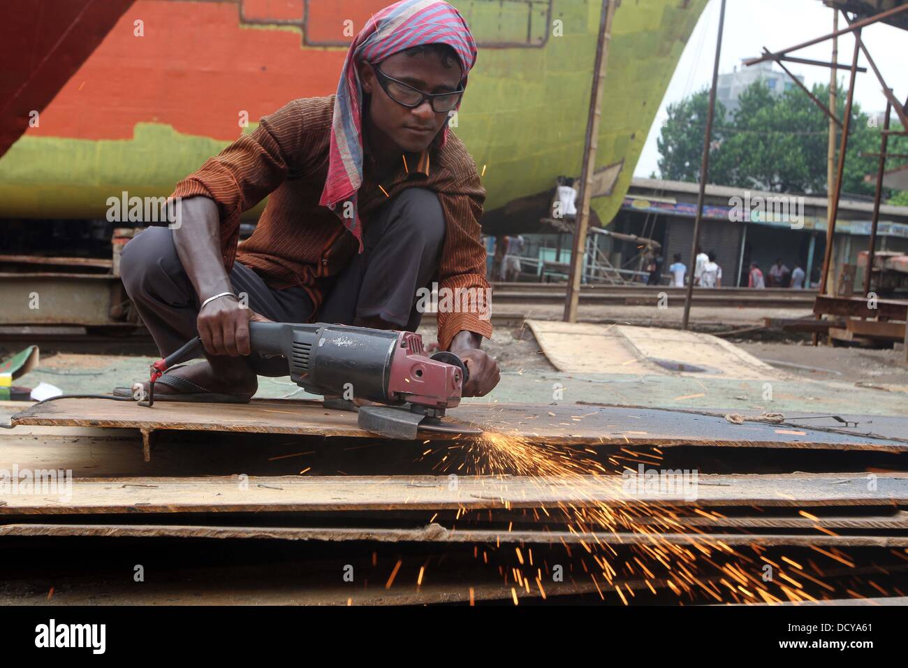 Un travailleur du Bangladesh sur un ferry en cours de rénovation à un chantier de Keraniganj, près de Dhaka, Bangladesh, le mercredi, 21 août, 2013. Ouvriers travaillant à l'élaboration ferries, qui implique de soudure, de découpage et de peinture, gagnent moins de 4 dollars par jour. Banque D'Images