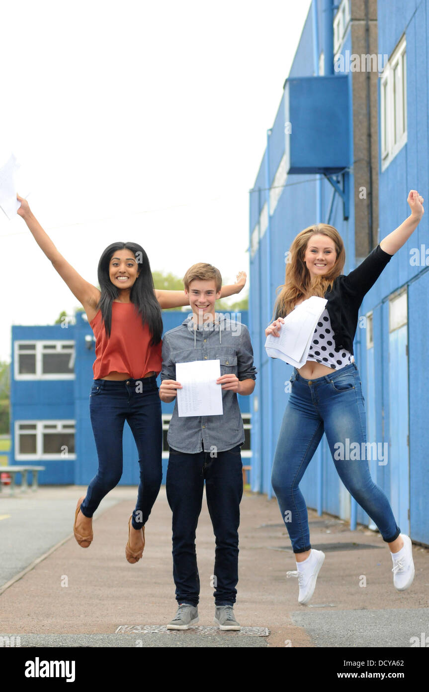 Finham Park School, Coventry, West Midlands, Royaume-Uni. 22 août 2013. ouvrir leur GCSE résultats. De gauche à droite ; Asha Jagatia, Matthew Naylor et Ghislain Bégin de Charlotte. Crédit : Jamie Gray/Alamy Live News Banque D'Images