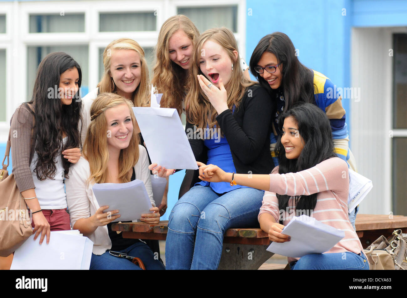 Finham Park School, Coventry, West Midlands, Royaume-Uni. 22 août 2013. De Finham Park School ouvrent leur GCSE résultats documents. Crédit : Jamie Gray/Alamy Live News Banque D'Images