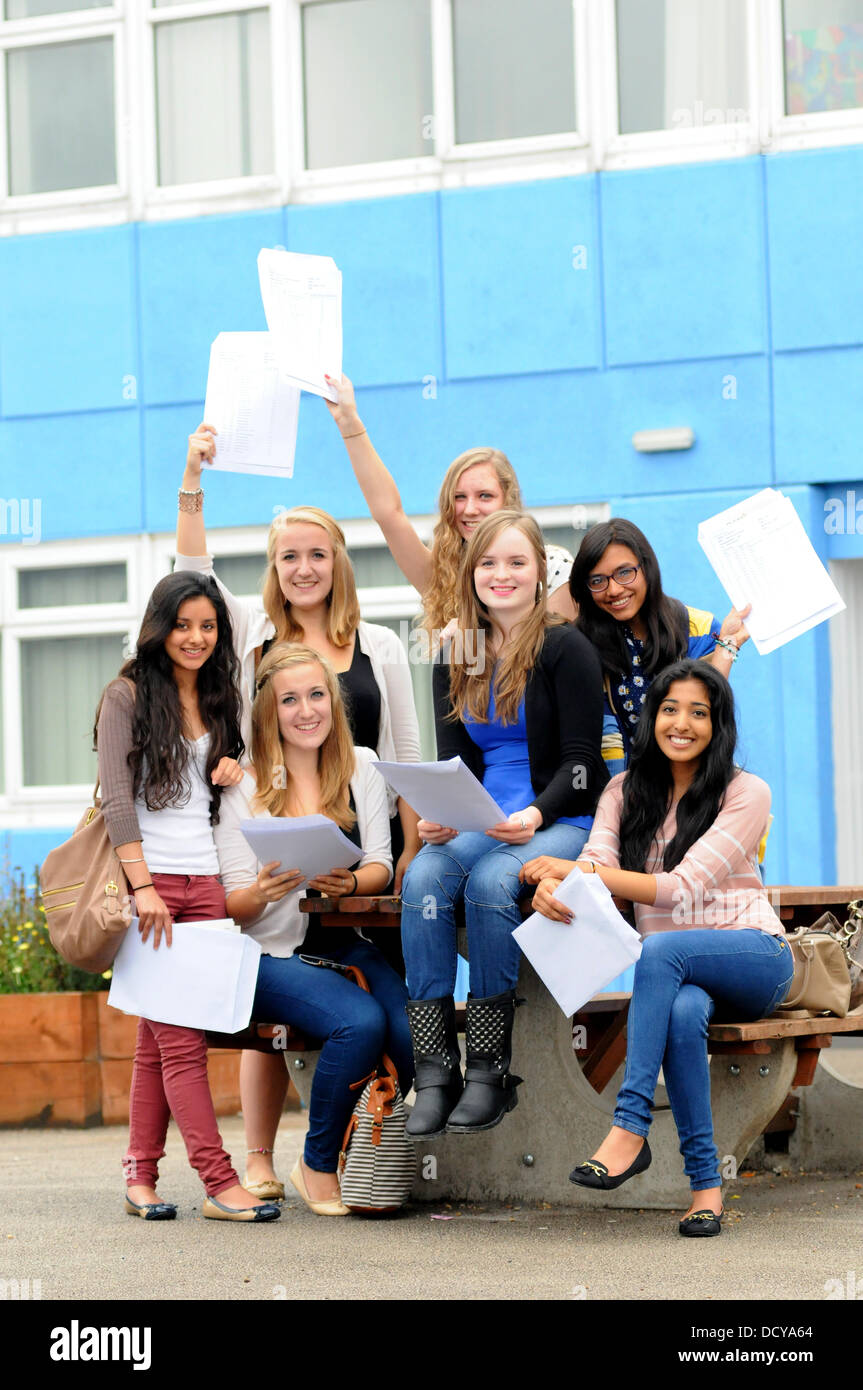 Finham Park School, Coventry, West Midlands, Royaume-Uni. 22 août 2013. De Finham Park School à Coventry ouvrent leur GCSE résultats. Crédit : Jamie Gray/Alamy Live News Banque D'Images