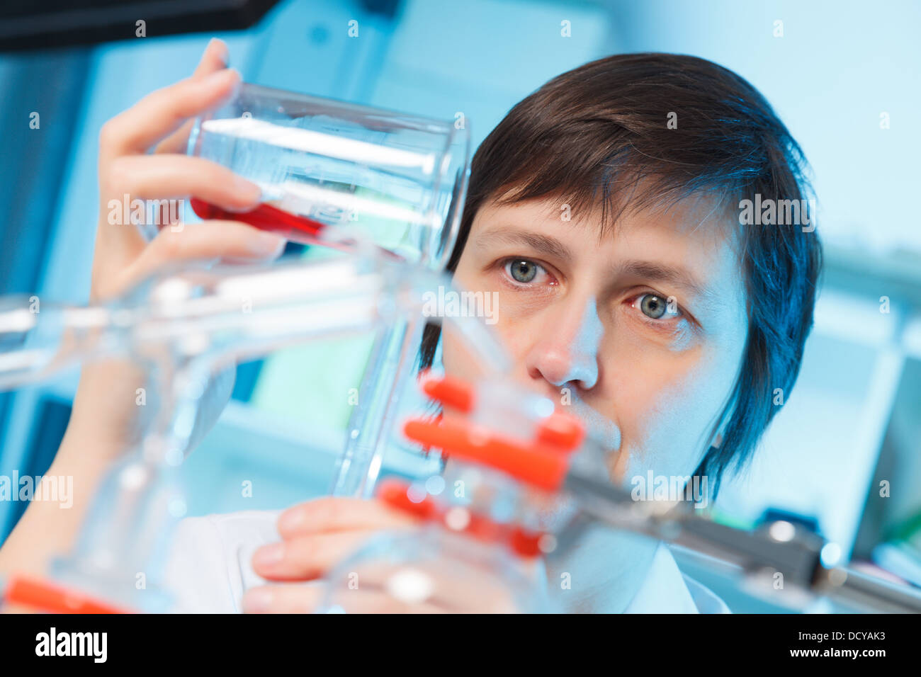 L'expérience de la chimie Femme Banque D'Images