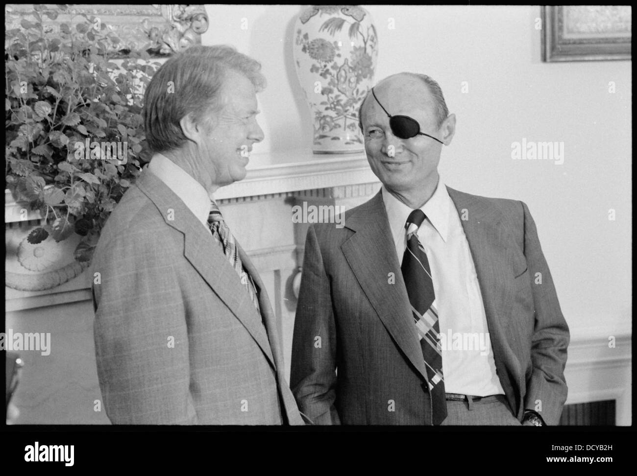 Une photographie de Jimmy carter avec Moshe Dayan, illustrant un moment dans leur relation politique, probablement lié à la diplomatie du moyen-Orient. Banque D'Images