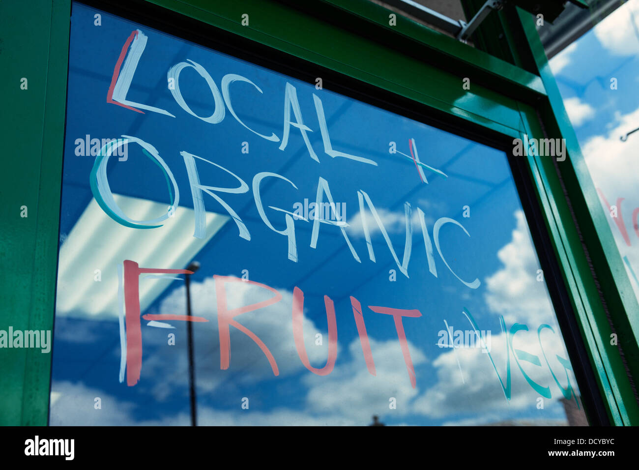 Fruits et légumes biologiques locaux signe sur la porte de la boutique Banque D'Images