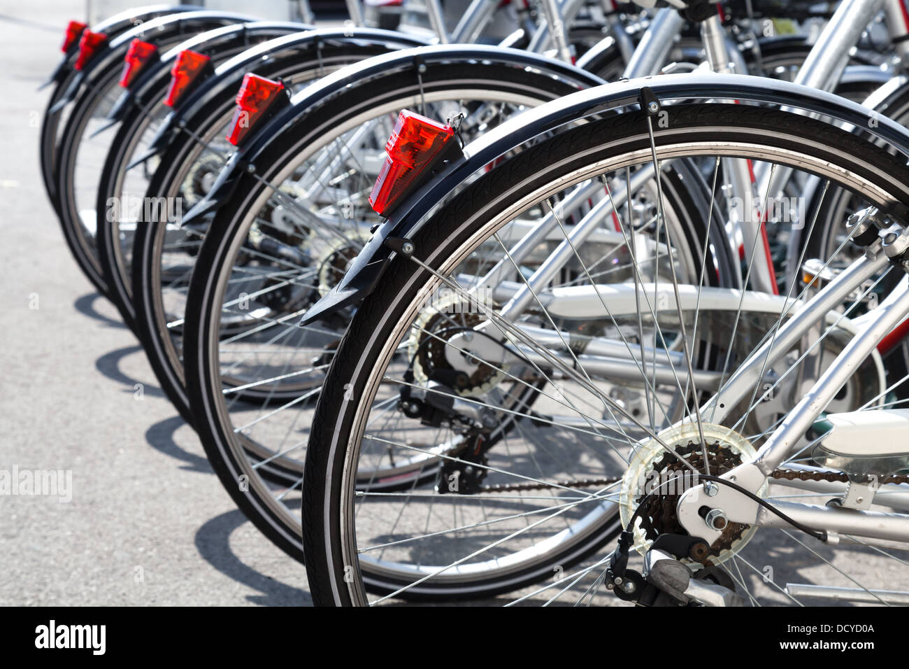 Vélos à louer dans une rangée sur un parking gratuit Banque D'Images