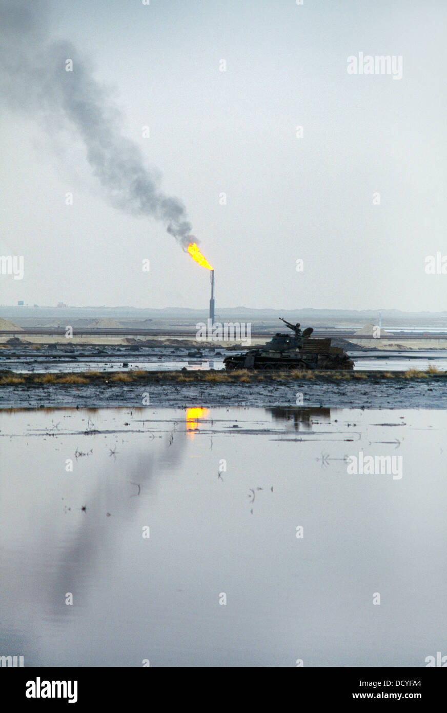 Burgan Oil Field Kuwait Oil Lake et Iraqan Tank and Flare - Tank abandonné de la guerre du Golfe en 1991 Banque D'Images