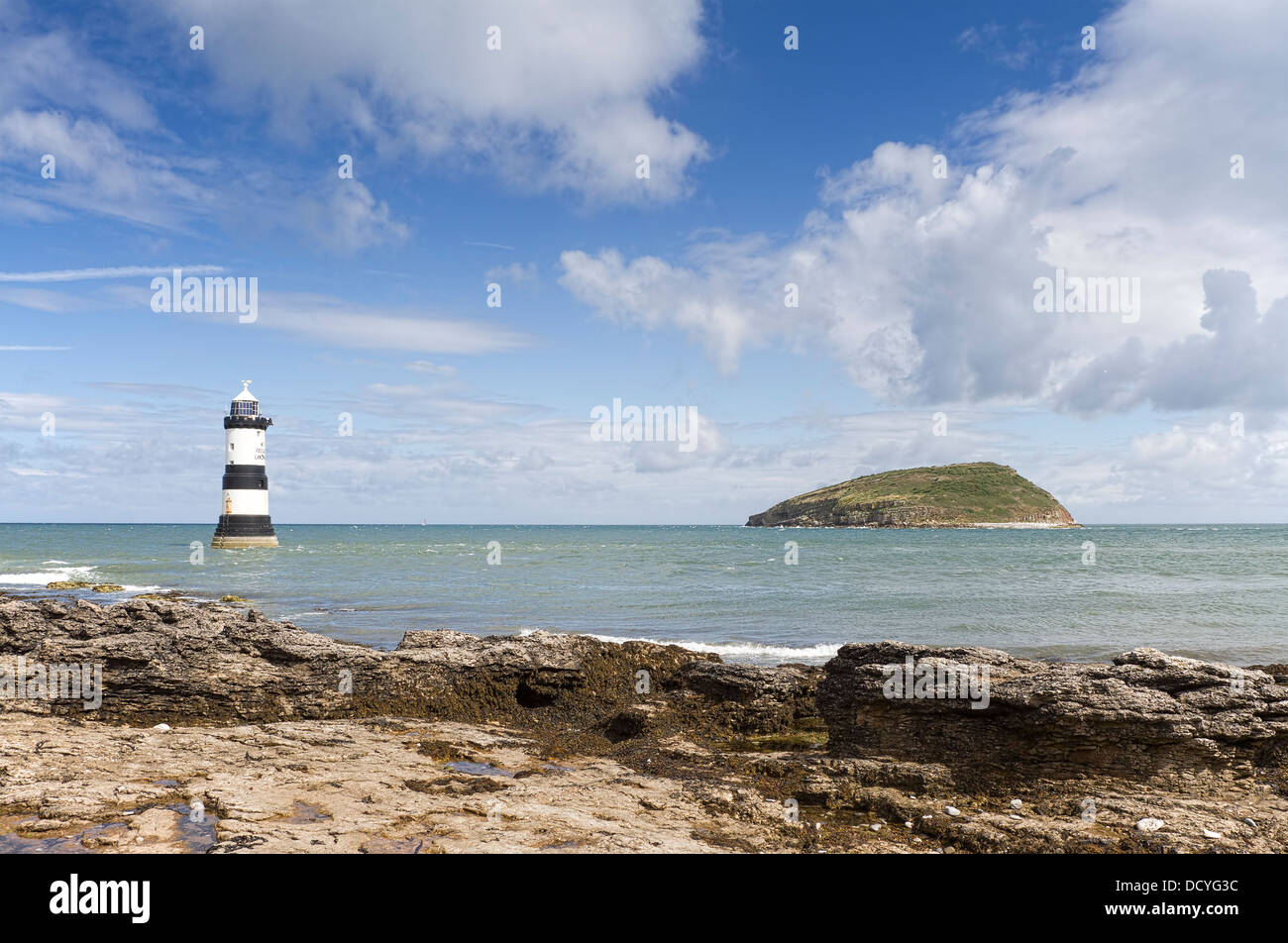 Phare et l'île de macareux à Penmon Point, Anglesey, au nord du Pays de Galles Banque D'Images