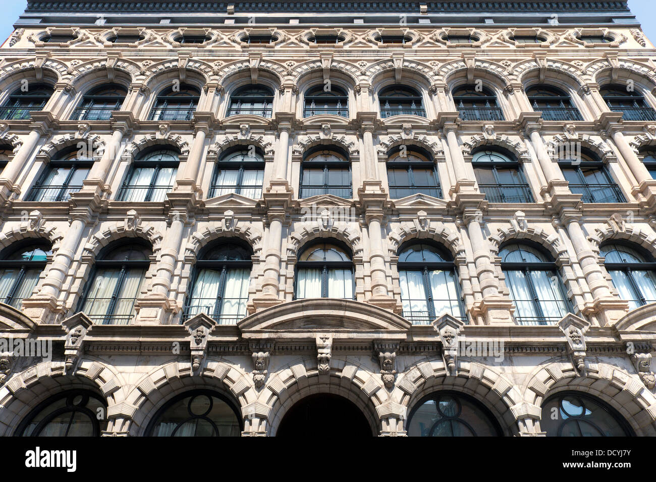 Low angle shot de la façade d'un immeuble dans le Vieux Montréal, Canada. Banque D'Images
