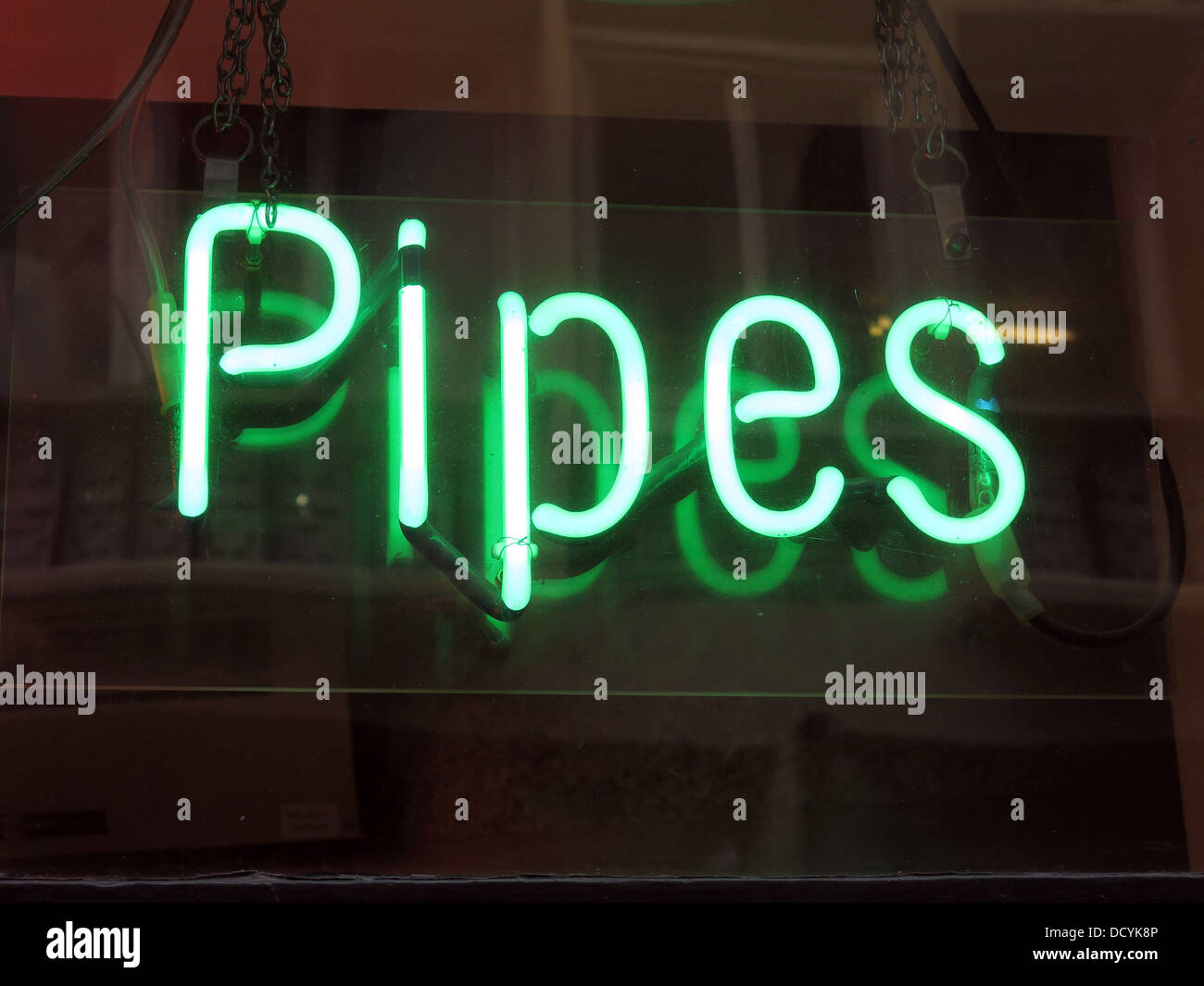 Panneau Pipes Neon, dans la vitrine du tabac Banque D'Images
