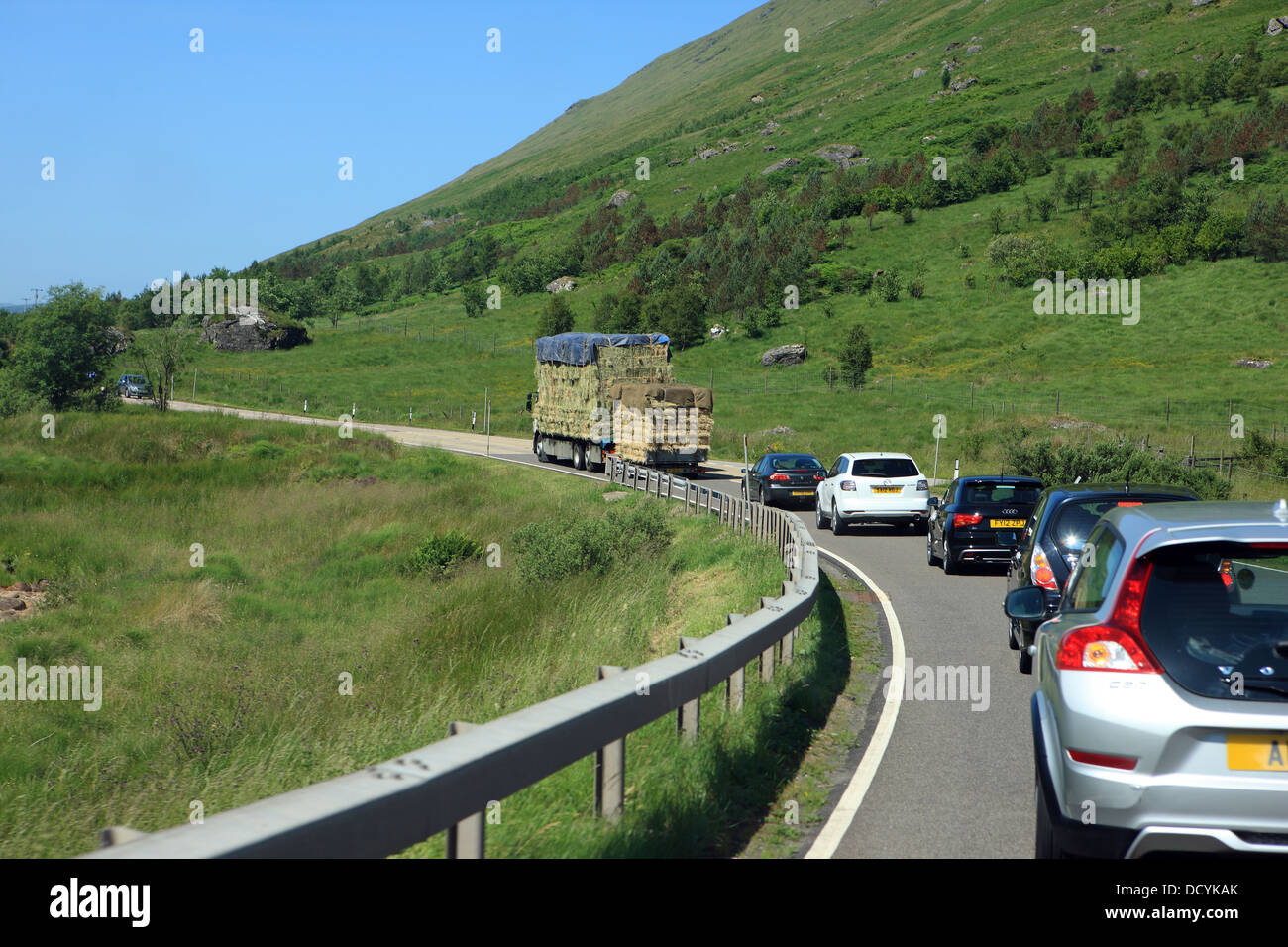 Véhicule lent depuis longtemps à l'avant d'une ligne de circulation sur l'A83 en Ecosse Banque D'Images