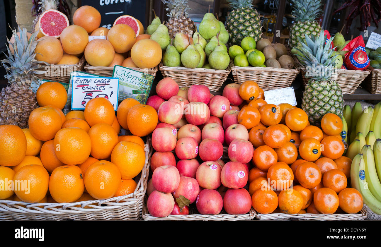 Les charrettes de fruits et légumes à l'extérieur de la boutique charcuterie, Broadway, Cotswolds, Worcestershire, Angleterre. Banque D'Images
