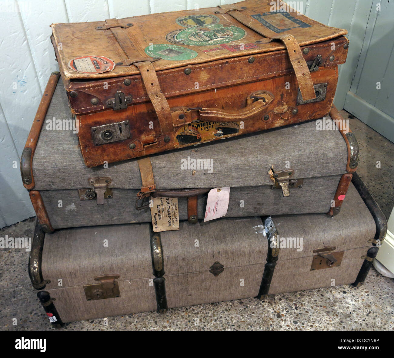 3 vieilles valises déposées jusqu'aux étiquettes de bagages Banque D'Images