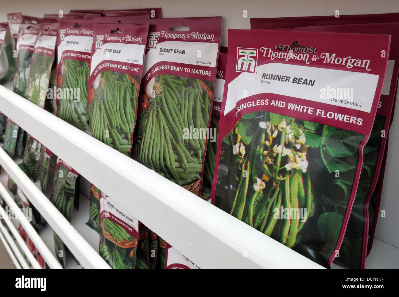 Thompson & Morgan Haricot d'allotissement en paquets de graines Jardin garden centre / supermarché, maintenant populaire encore e Grande-Bretagne Banque D'Images